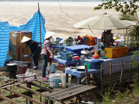 Strassenstaende am Flussufer