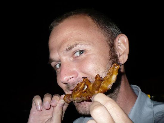 JA, es ist ganz genau DAS was ihr denkt... Huehnerfuesse... (wir haben noch ganz andere Sachen probiert, aber dazu spaeter mehr) 