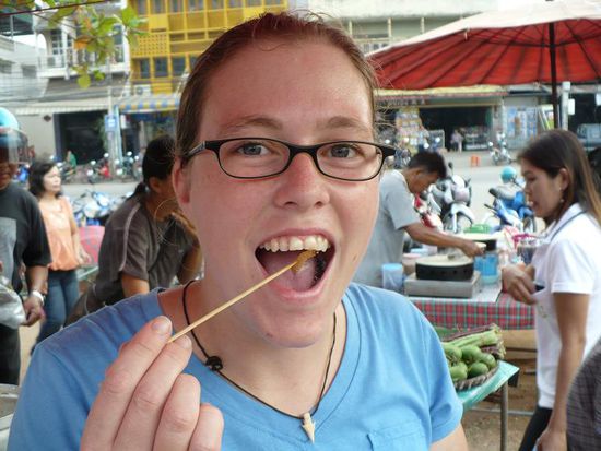 ... also haben wir die duennsten Mehlwuermer probiert... war garnicht so schlimm, aber nix besonderes. Hat nur nach Salz geschmeckt! 