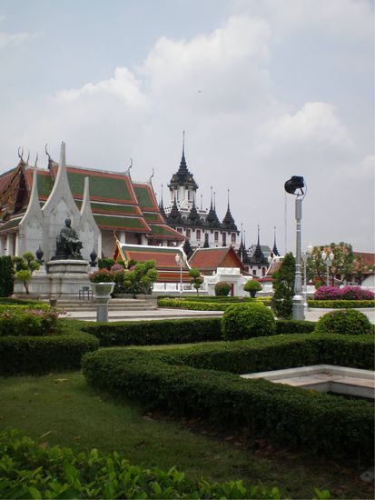 Das Wat Rajanadda im Hintergrund