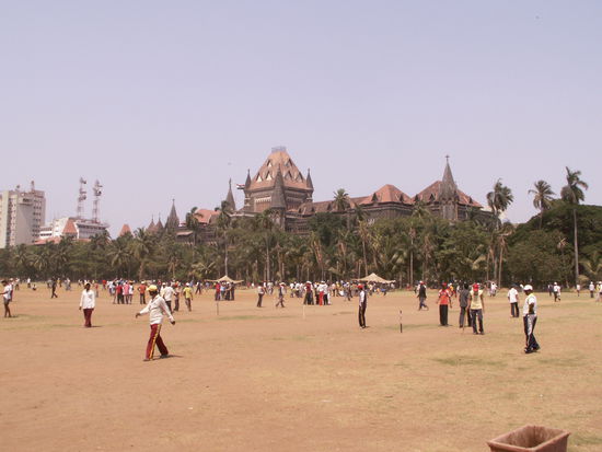 Cricketspiele (im Hintergrund der High Court)