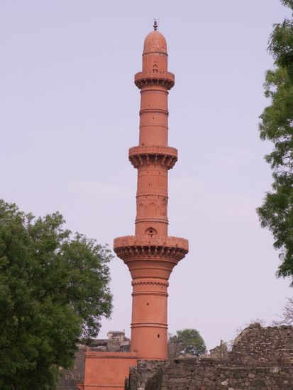 Das rote Minarett im Daulatabad Fort