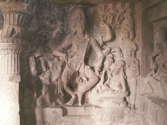 In die Wand geschlagene Skulpturen