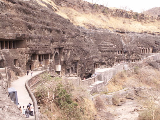 So sehen die Ajanta Caves von aussen aus