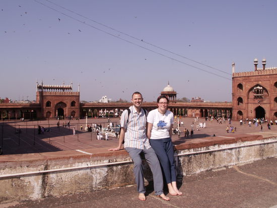 Wir und hinter uns der Platz fuer 25.000 Leute (Jama Masjid)