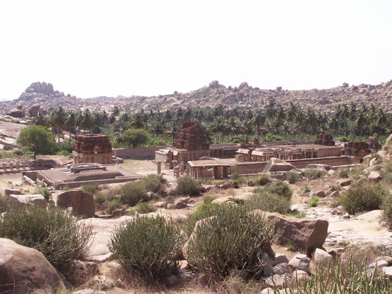 Der Achyutaraya Tempel links erstreckt sich der Basar (leider nicht im Bild)