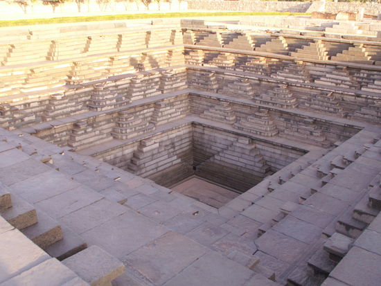 Die in den bodengerammte Pyramide