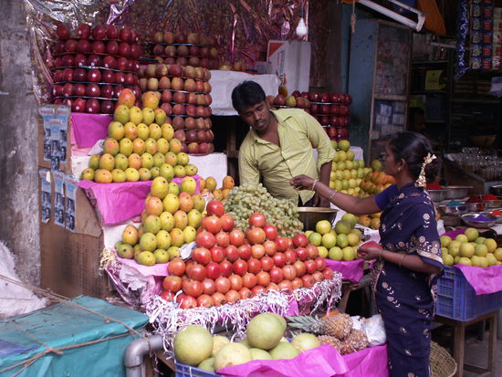Ein paar Aepfel gehen gerade ueber die "Ladentheke"