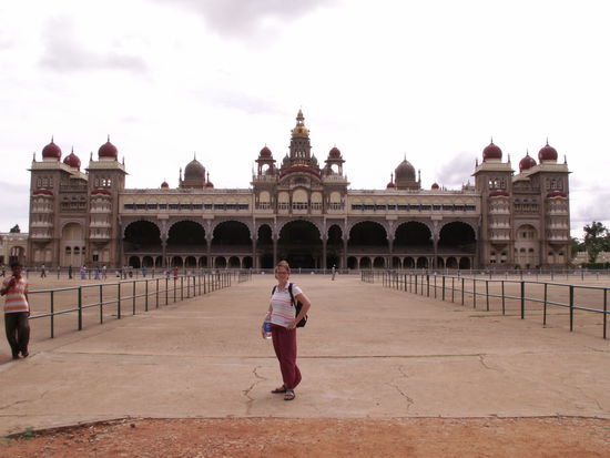 Des Maadla vor dem Mysore Palace