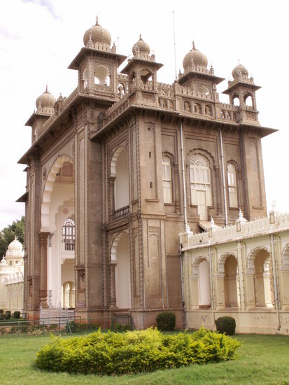 Das Haupttor zum Mysore Palace