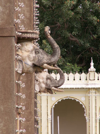 Zwei Elefantenkoepfe auf der Rueckseite des Haupttores ( hier sind auch ein paar der 19000 Gluehbirnen zu sehen )