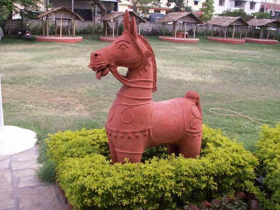 Eine Terracotta Skulptur vor dem Kunstmuseum