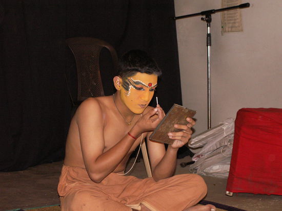 Der "weibliche" Darsteller schminkt sich