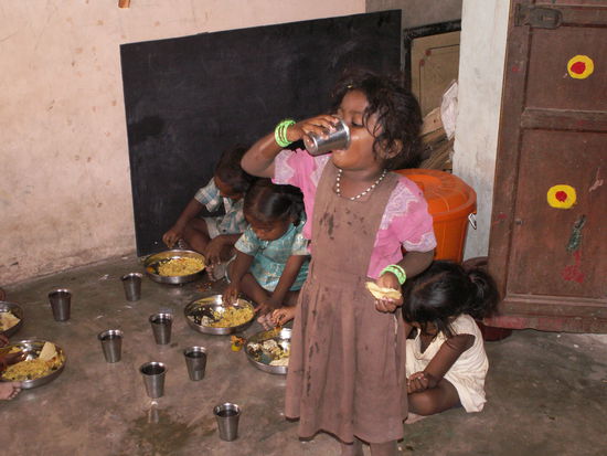 Die Kleinen beim Mittagessen