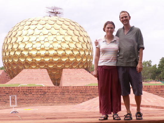Das Matrimandir und wir  Ist groesser als es ausschaut (siehe Arbeiter auf dem Geruest...)