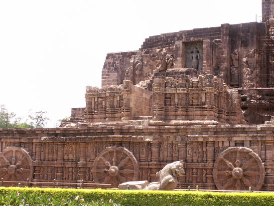 Die Seitenansicht mit drei von 24 steinernen Raedern