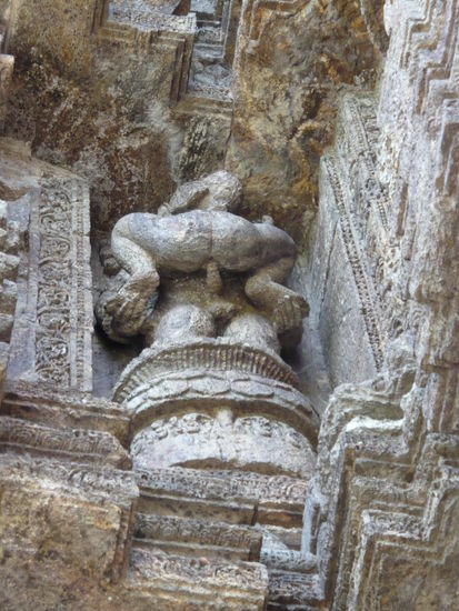 Huch! Was ist das?! Ja, der komplette Tempel ist mit mal kleineren, mal groesseren Kama Sutra Szenen verziert...