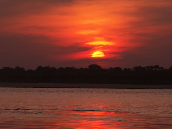 Sonnenaufgang ueber dem heiligen Fluss