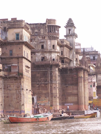 Zwischen den Ghats reichen die Haeuser bis ins Wasser...