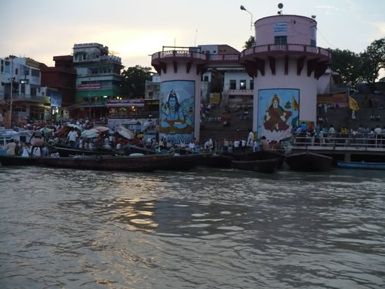 Einige Boote sind bereits angekommen um die Zeremonie mitzuerleben...