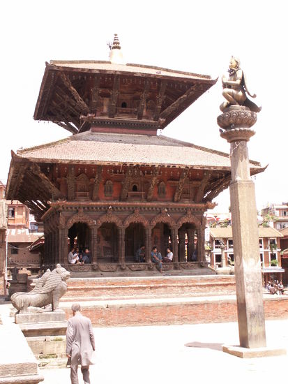 Durbar Square Patan (das Bild blendet euch so, weil die Sonne so stark scheint)