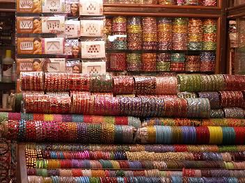 Viele bunte Armreife