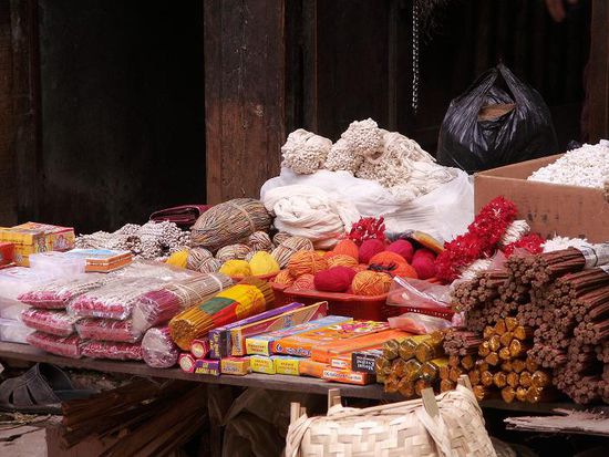 ...und hier die Raeucherstaebchen und sonstige glueckbringenden Schnuere 