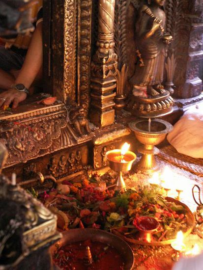 "Opferstelle" im Goldenen Tempel (Patan)