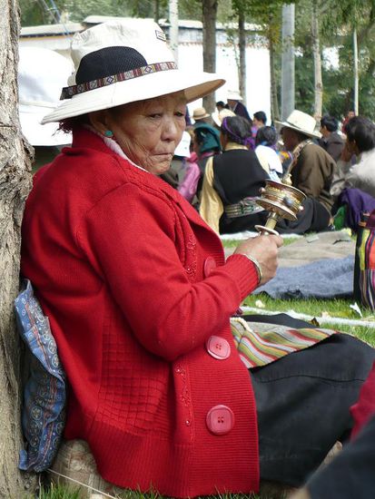 Eine Tibeterin mit ihrer Gebetsmuehle