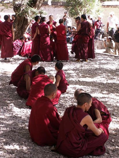 Diskussionsrunde der Moenche im Sera Kloster