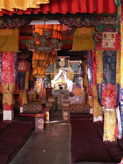 Im Inneren des Sera Klosters