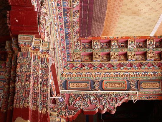 Balken- und Deckenverzierung (Drepung Kloster)