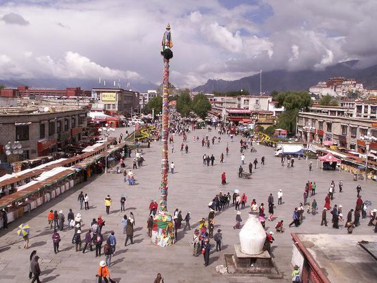 Der Platz vor dem Tempel