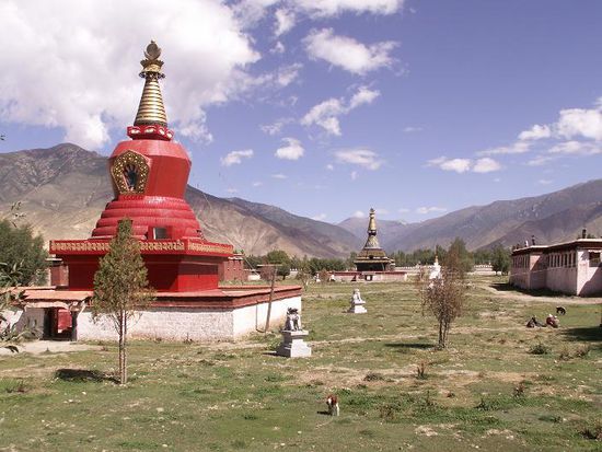 Die rote und gaaaaaanz hinten die schwarze Stupa (wird in Tibet choerten genannt)