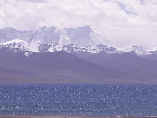 Der Namtso Lake mit den Bergen...