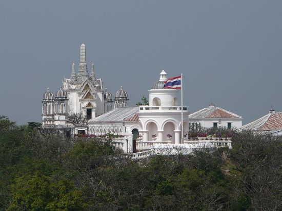 Der Koenigspalast von Mongkut auf der einen Seite...