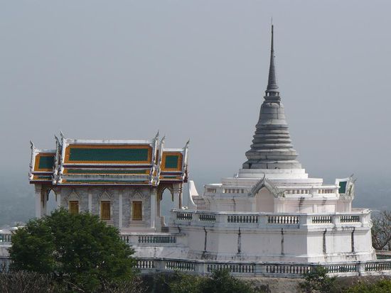 ... und der Tempel auf der anderen.