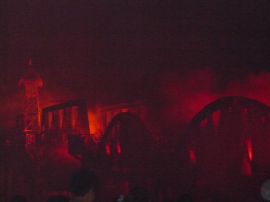 dicke Nebelschwaden ziehen ueber den Mekong