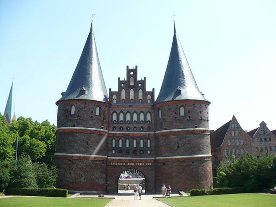 Oh man, da hab ich doch glatt das wichtigste von Lübeck vergessen... Das Holsten Tor... es ist wirklich so schief