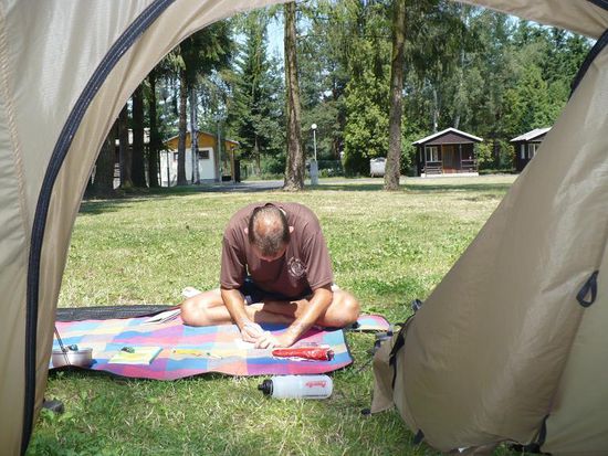 Der Bub beim kreativen Schreiben 