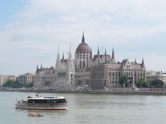 Das Parlamentsgebäude von unten...