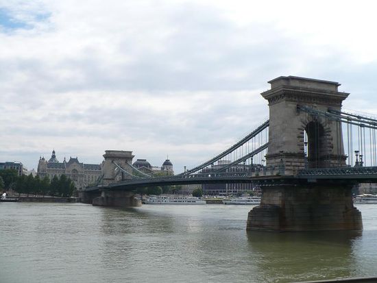 Die Kettenbrücke...