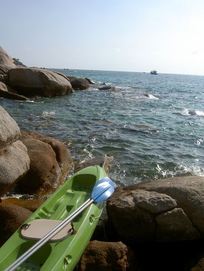 Erfolgreich schleppten wir unser Kanu auf die aalglatten Felsen!