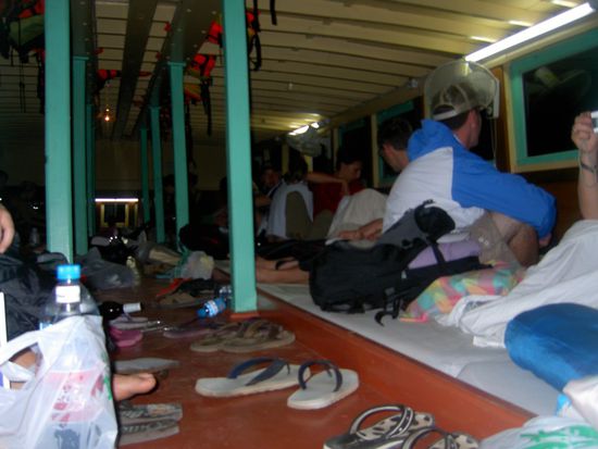 Wie die Sardinen in der Dose... unser schwimmendes Matratzenlager nach Surat Thani