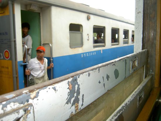 Blick auf einen der andern Luxuszüge... man beachte das gut gepflegte Fenster im Bildvordergrund!