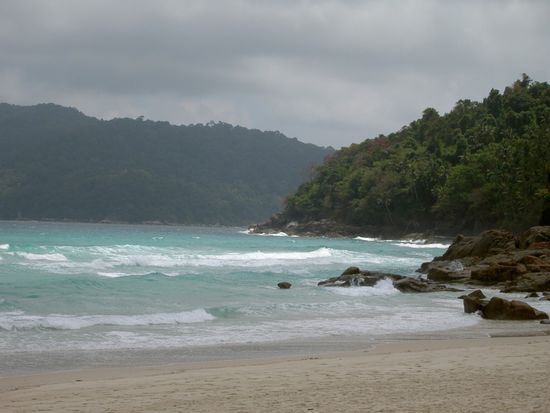 Als wir ankamen merkten wir dass die "Monsun Season" grade erst am ausklingen ist, das Wetter war bewölkt und das Meer rauh... das hat unser Hintern bei der Überfahrt ausbaden müssen!