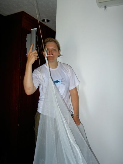 00 Moskito beim Netzaufhängen