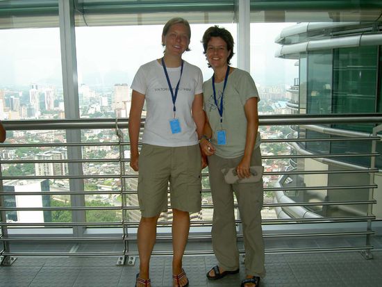 Die nette Aufzugfrau hat ein Bild von uns auf der Skybridge gemacht