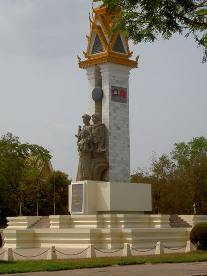 Mit diesem Denkmal erklaerte man die Vietnamesen zu Busenfreunden