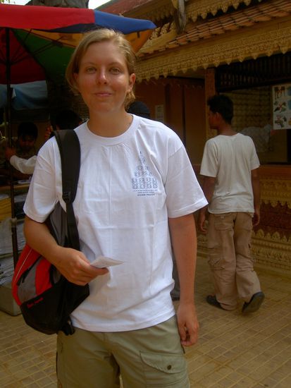 Ich hatte, clever wie ich bin, ein Shirt ohne Aermel an und musste zum Pagodenbesuch eines der Fantrikots kaufen 